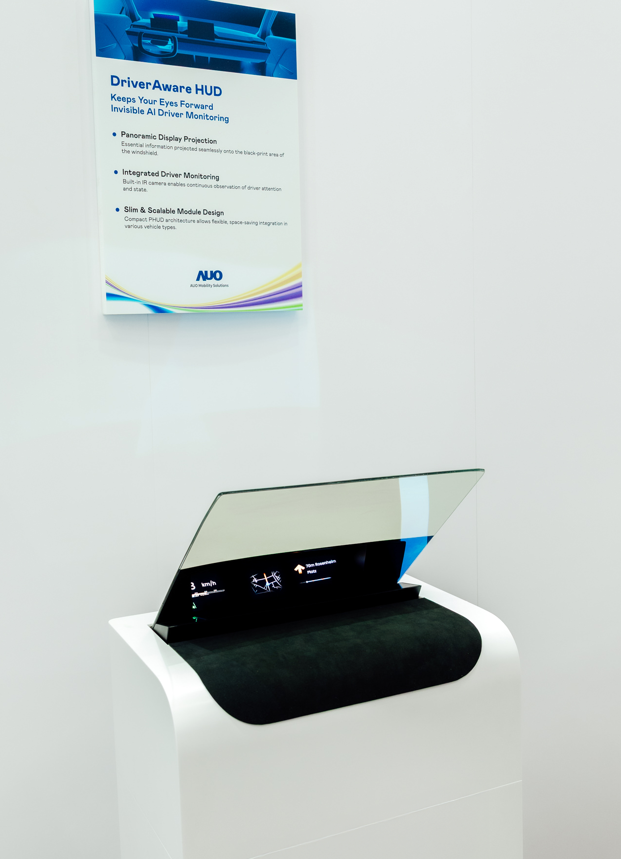 DriverAware HUD结合抬头显示器与隐藏式红外线摄影机，将车速、导航及警示讯息投影于挡风玻璃上，完美对齐驾驶目不离路的视线，同时，透过AI 监控驾驶注意力以提升安全性。